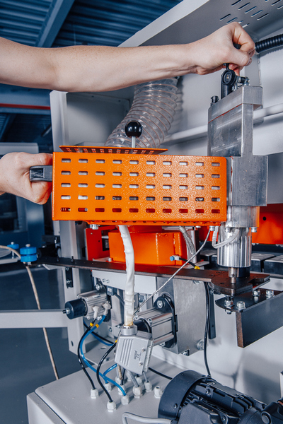 OSTERMANN 6TF  Клеевой узел  Быстросменный клеевой с бачок с тефлоновым покрытием объемом2 л  для клея EVA имеетнижнее расположениеотносительно клеенаносящего вала  Время смены бачка 2 мин позволяетиспользовать клей разного цвета;Отсутствие нагара...
